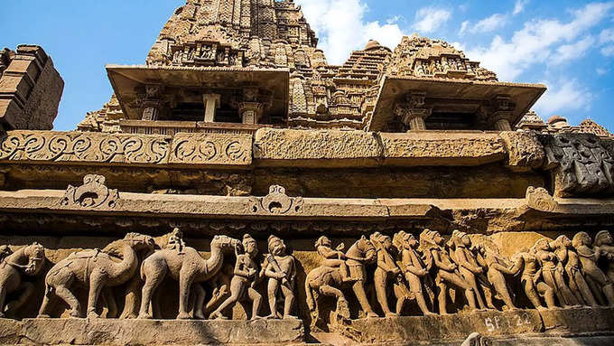 There are also temples of Khajuraho here 