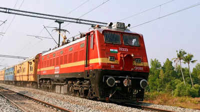 ट्रेन में लग जाए आग या सामान हो जाए चोरी, क्या रेलवे देता है मुआवजा? क्या लिखा नियम में