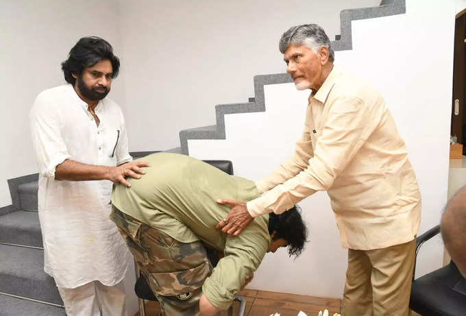 చంద్రబాబు ఆశీర్వాదం తీసుకున్న పవన్ తనయుడు అకిరా నందన్