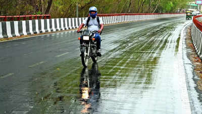 तेज हवाओं के बाद बारिश... दिल्ली, नोएडा, गाजियाबाद समेत पूरे NCR गर्मी के साथ बढ़ी उमस