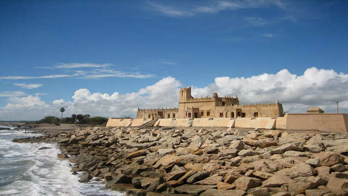 ​கம்பீரமாய் நிற்கும் டேனிஷ் கோட்டை: