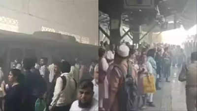 Mumbai Local News: ऑफिस से घर जाने के समय में सेंट्रल रेलवे की लोकल से निकलने लगा धुआं, यात्रियों में डर का माहौल