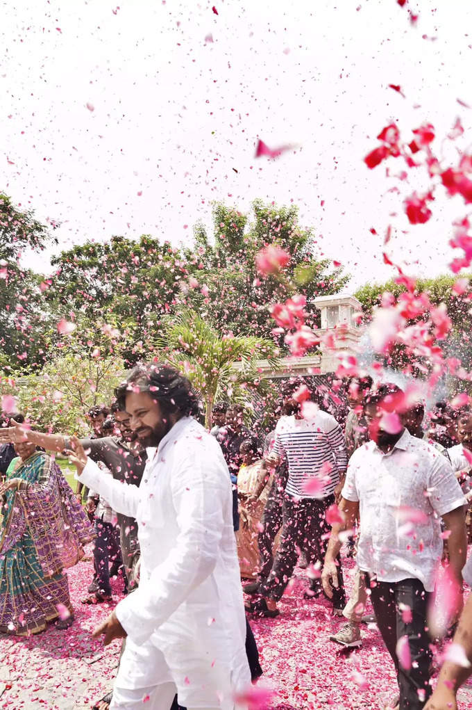 ఎన్నికల్లో విజయం తర్వాత తొలిసారి చిరంజీవిని కలిసిన పవన్‌కల్యాణ్‌