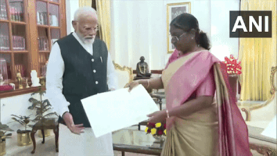 नरेंद्र मोदी ने पेश किया सरकार बनाने का दावा, राष्ट्रपति को सौंपी समर्थक सांसदों की चिट्ठी