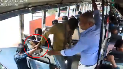 Kerala Bus Ka Video: टिकट काटते हुए बस कंडक्टर ने ऐसे बचाई पैसेंजर की जान, वीडियो देखकर लोगों को शक्तिमान की याद आ गई