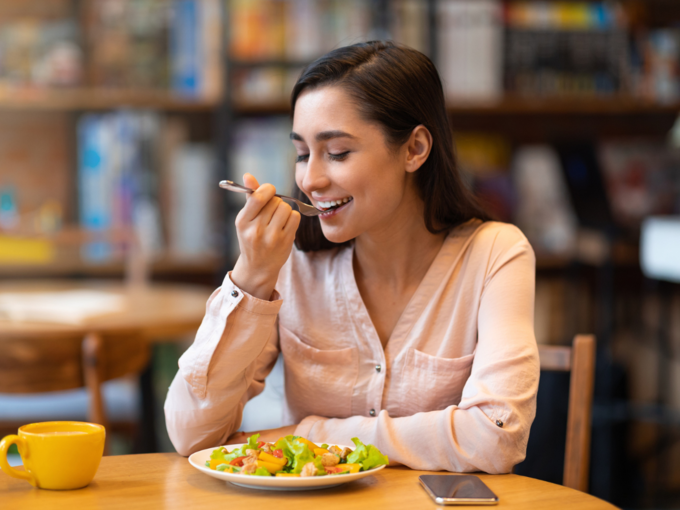 woman eating salad lunch dinner diet