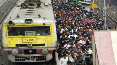 रोज दस घंटे लेट हो रही है मध्य रेलवे की लोकल, दादर से CSMT पहुंचने पर लग रहे 45 मिनट, बढ़ी मुंबई की परेशानी