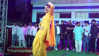 Sapna Viral Dance: सपना चौधरी का यह डांस देख बेकाबू हो गई भीड़, 238 मिलियन बार देखा गया वीडियो