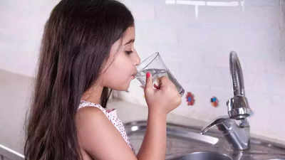 पानी दिमाग के लिए क्यों है जरूरी? वैज्ञानिकों ने बताया बच्चों को कितना पानी पीना चाहिए, जानें साइंस