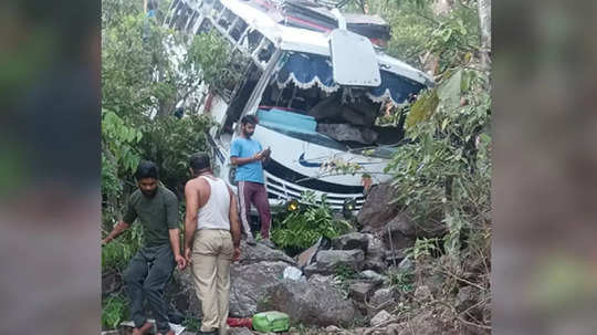 மோடி பதவியேற்கும் அதே நேரம்.. காஷ்மீரில் தீவிரவாதிகள் பயங்கர தாக்குதல்.. 10 பேர் பலி