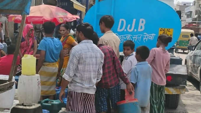 सेंट्रल दिल्ली : सुबह से शाम तक लगानी पड़ती है लाइन