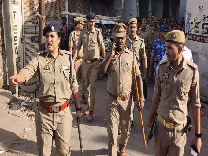 अकबरनगर में सुबह से ही पहुंच गई पुलिस की टीम