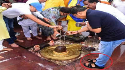 Ujjain News: कमिश्नर ने चप्पल पहनकर शिवलिंग पर चढ़ाया जल, वीडियो वायरल होने पर मच गया हंगामा