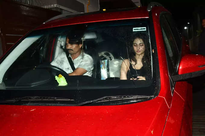 Palak seen leaving Ibrahim Ali Khan building