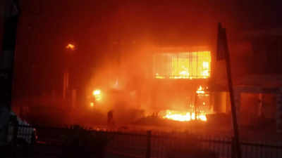 नोएडा के पेट्रोल पंप पर आग, लपटें भड़कने से दहशत में लोग