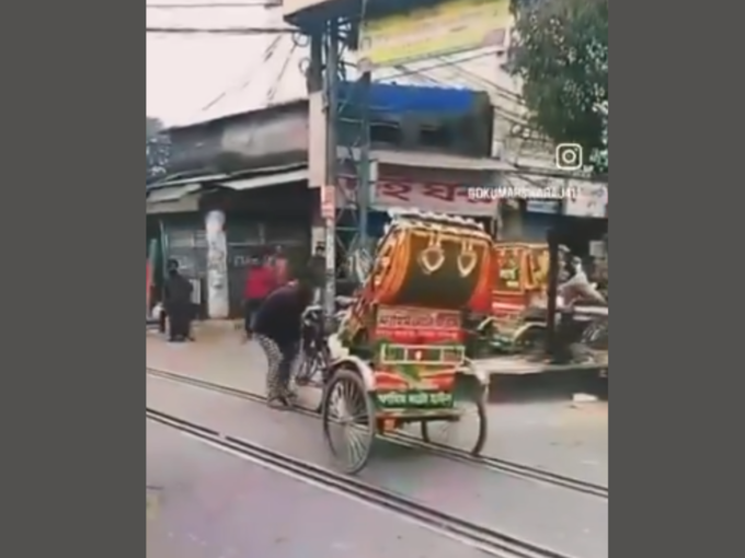 रेलवे ट्रैक पर फंस गया रिक्शा का पहिया