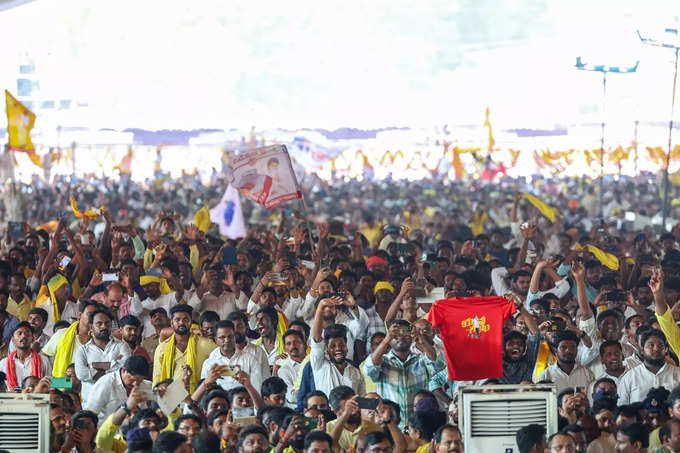 இந்த பதவி ஏற்பு விழாவில் ஏராளமான தெலுங்கு தேசம் கட்சியின் தொண்டர்கள் பங்கேற்றனர்