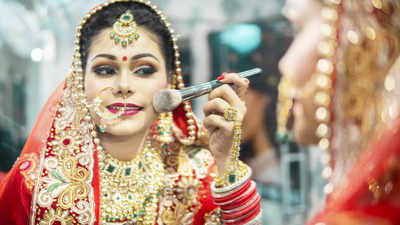 Bridal Makeup: চলতি বছরেই বিয়ে? মেকআপ আর্টিস্ট বুক করার সময়ে অবশ্যই করুন ৫ প্রশ্ন