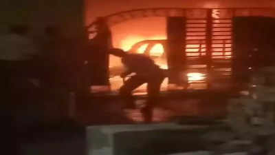 गाजियाबाद की तीन मंजिला इमारत में भीषण आग का कहर, 2 बच्चों समेत 5 लोगों की मौत, सीएम योगी ने लिया संज्ञान
