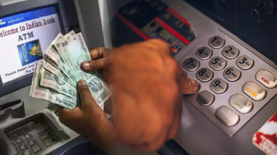 ATM থেকে টাকা তুলতে বাড়বে খরচ? চার্জ বাড়ানোর আর্জি অপারেটরদের