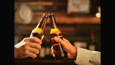 भीषण गर्मी के बीच यूपी में 10 फीसदी गिर गई बीयर की खपत, खूब गटकी जा रही देसी और अंग्रेजी शराब