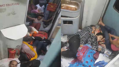 Indian Railway Ka Video: छत्तीसगढ़ एक्सप्रेस में यात्रियों का बुरा हाल, टॉयलेट के सामने सोते दिखे लोग तो रेलवे सेवा ने दिया ये जवाब