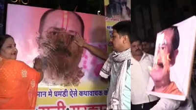 Pandit Pradeep Mishra: इंदौर में पंडित प्रदीप मिश्रा के खिलाफ आक्रोश, लोगों ने जलाया पुतला और पोस्टर पर पोती कालिख