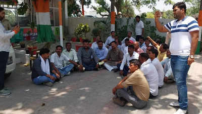 मुस्लिम युवकों की रिहाई को लेकर धरने पर बैठे सीतापुर के सांसद, महंत पर हमले के आरोप में पुलिस ने पकड़ा था