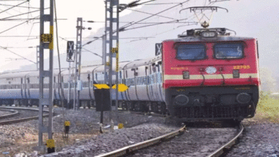 बिजनौर में लखनऊ-चंडीगढ़ एक्सप्रेस के पहिये में चिंगारी से उठा धुआं, चलती ट्रेन से कूदे यात्री
