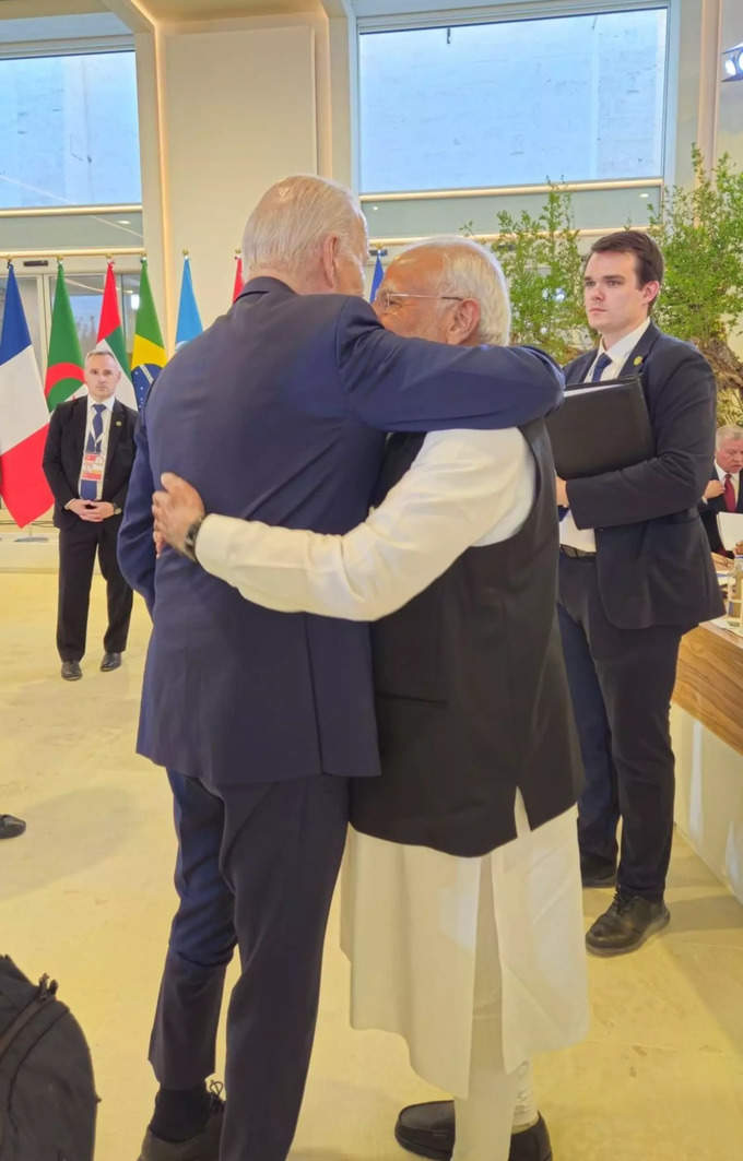 अमेरिकी राष्ट्रपति ने गले मिलकर पीएम मोदी से की मुलाकात