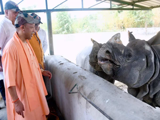 गोरखपुर जू में गैंडे के बाड़े के आगे सीएम योगी