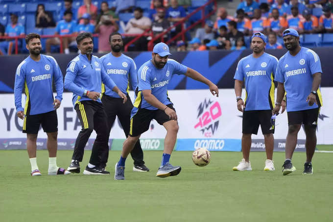 टीम इंडिया ने खेला फुटबॉल