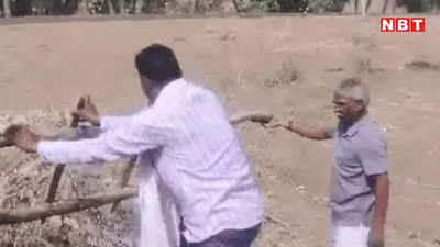 सीढ़ी उठाई, मजदूरों के साथ पत्थर उठाए... किसान बने राजस्थान के मंत्री बाबूलाल खराड़ी, खेत पर काम करते नजर आए