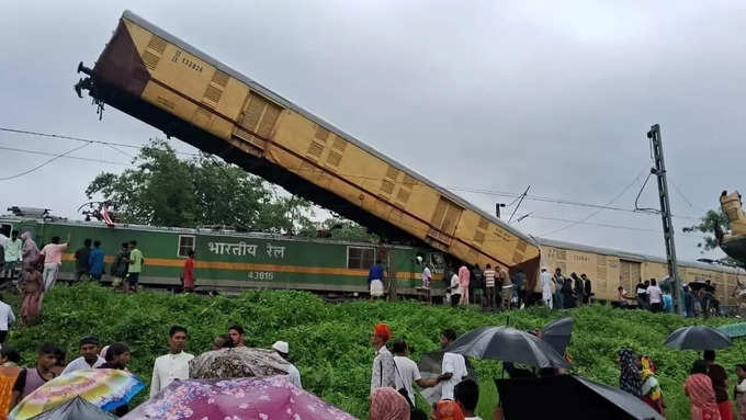 पश्चिम बंगालमध्ये रेल्वेचा भीषण अपघात,  कंचनजंगा एक्सप्रेसला मालगाडीची धडक, ६ जण गंभीर जखमी