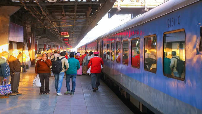 भारत की ट्रेन संख्या 12393 कहां से कहां चलती है 