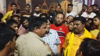 अयोध्या: हनुमान गढ़ी में दुकान के कब्जे को लेकर साधुओं ने व्यापारी बंधुओं को पीटा, हालत गंभीर