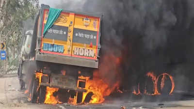 हरियाणा में दर्दनाक हादसा, दो ट्रकों की भीषण टक्कर के बाद लगी आग, अंदर फंसा ड्राइवर जिंदा जला