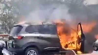 नोएडा में चलती कार में लगी भीषण आग, चालक ने कूदकर बचाई जान