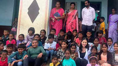 Sunny Leone : शूटिंगनंतर गावातल्या शाळेत पोहोचली सनी लिओनी, लहानग्यांशी मारल्या गप्पा; PHOTO व्हायरल