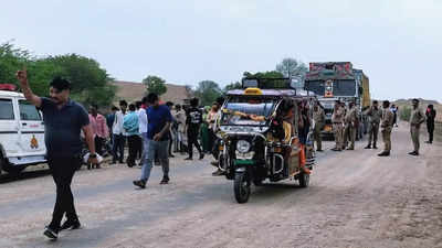 हमीरपुर में तेज रफ्तार ट्रक ने मोटरसाइकिल सवारों को रौंदा, सिक्योरिटी गार्ड समेत दो युवकों की मौत