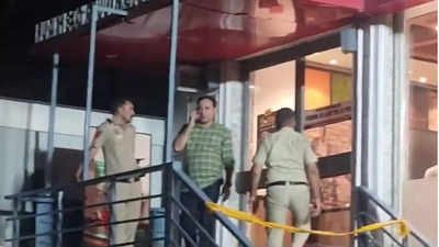 दिल्ली के राजौरी गार्डन में बर्गर किंग के आउटलेट में फायरिंग, एक की मौत, पुलिस मार रही है छापा