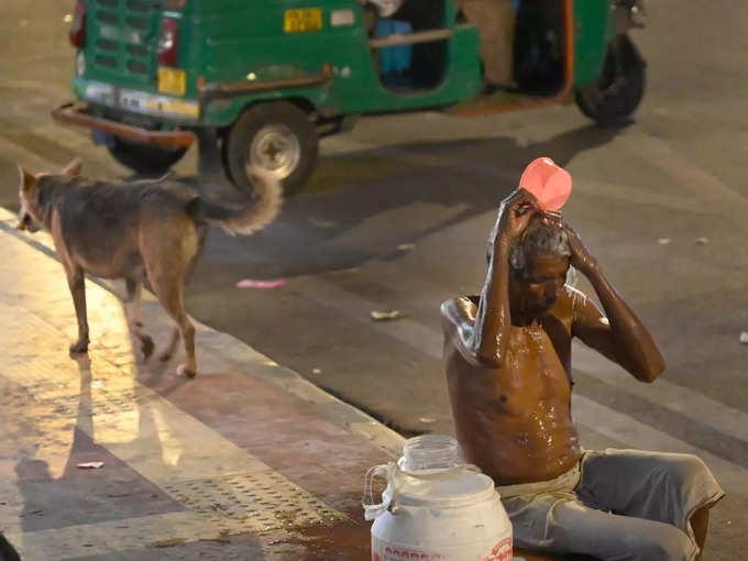 प्यास बुझाने के लिए पानी भी नहीं खरीद सकती