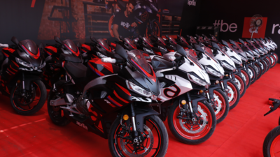 पियाजियो इंडिया ने दिल्ली में खोला पहला मोटोप्‍लेक्‍स शोरूम, 51 ग्राहकों को डिलीवर किए Aprilia RS 457 मोटरसाइकल