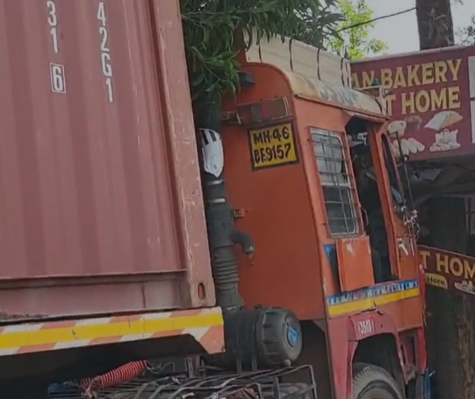 Pune News: स्कुल बसला वाचवण्याच्या नादात कंटेनर थेट दुकानात घुसला, पुण्यातील दुर्दैवी घटना