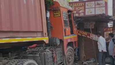 Pune Accident: स्कूल बसला वाचवण्याच्या नादात कंटेनर थेट दुकानात घुसला, महिलेचा जागीत मृत्यू, पुण्यातील घटना