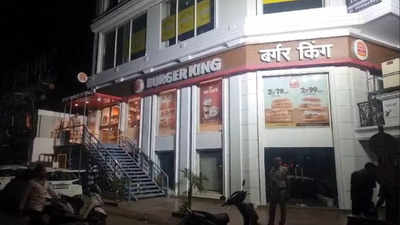 आपसी रंजिश का मामला! दिल्ली के बर्गर किंग आउटलेट में 40 से ज्यादा बार फायरिंग, म़ृतक को अकेले 30 गोलियां लगीं