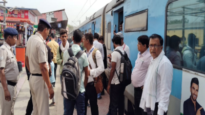 Bihar Train News:  बिना टिकट AC कोच में चढ़े थे कई पैसेंजर्स, फिर भारतीय रेलवे ने जो किया उसे जान माथा पकड़ लेंगे यात्री