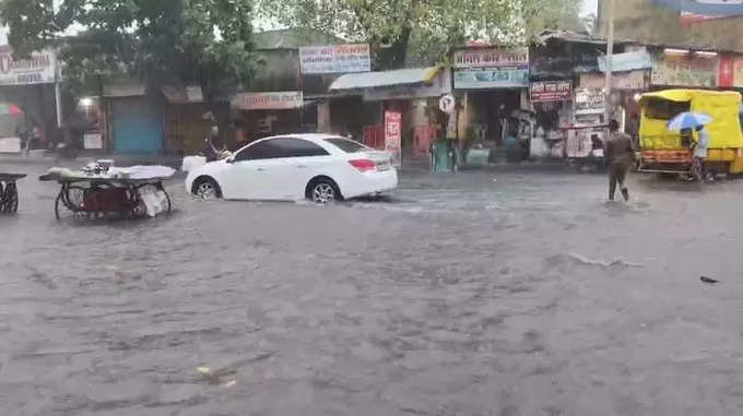 उल्हासनगर शहरात मुसळधार पावसाला सुरुवात, काहीच वेळात रस्त्यावर गुडघ्याभर पाणी साचलं, साचलेल्या पाण्यामुळे नागरिकांना नाहक त्रास