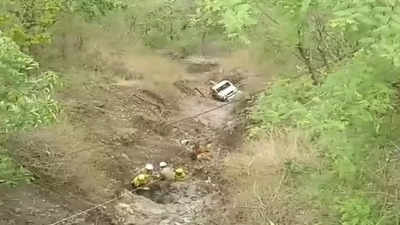 ऋषिकेश बद्रीनाथ राष्ट्रीय राजमार्ग पर क्रेन और कार खाई में गिरी, चार लोगों को मुश्किल से बचाकर निकाला