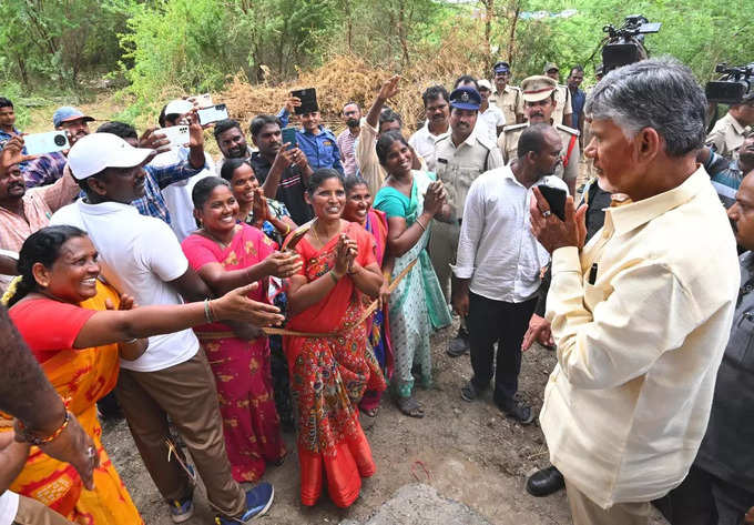 సీఎం చంద్రబాబుకు స్వాగతం పలికిన రాజధాని మహిళలు